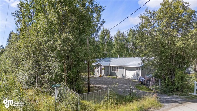 Building Photo - Cozy 3 bedroom 2 bath home w/ fully fenced...