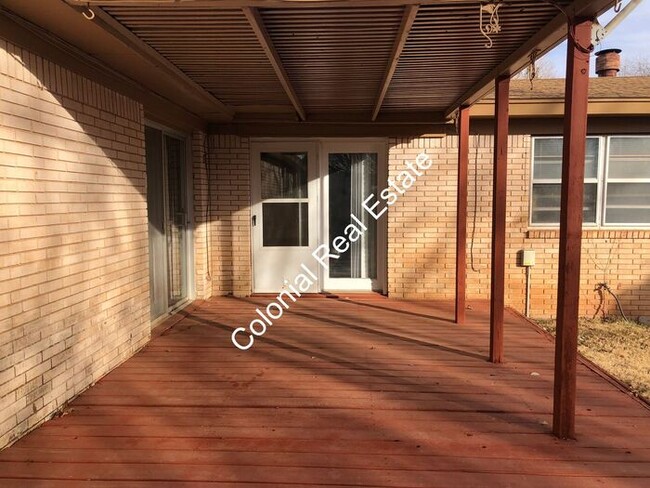 Building Photo - Updated and spacious 3 bedroom 2 bathroom ...