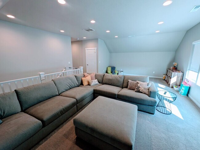 Building Photo - Lovely, spacious, newly built Lehi House!!