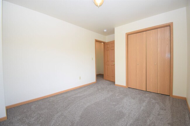 Building Photo - Townhouse style 2bed 1.5bath with attached...