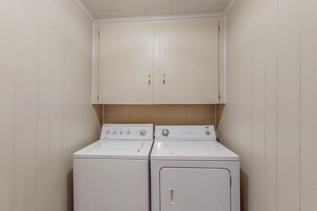 Building Photo - Charming 3-Bedroom Gem with Mid-Century Fl...
