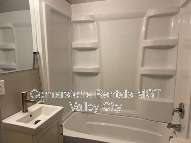 Building Photo - 208 5th Ave SW