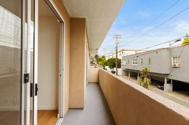 Building Photo - Beverly Hills Prime Location - 2 bed 2.5 bathroom