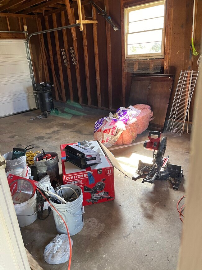 Garage - 2203 2nd St NE