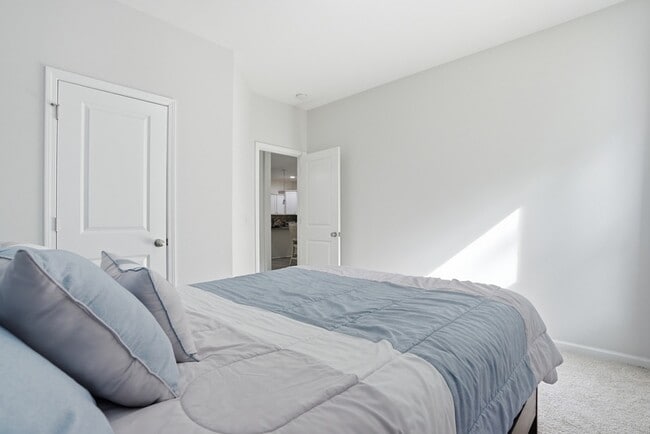 Building Photo - 17 Crown Ct