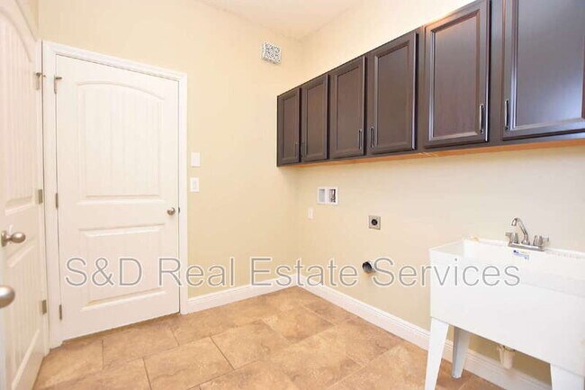 Building Photo - 1977 Wind Meadows Dr