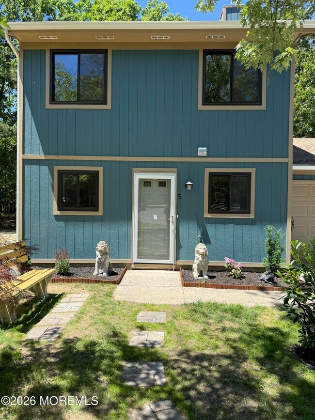 Building Photo - 5 Canary Cir