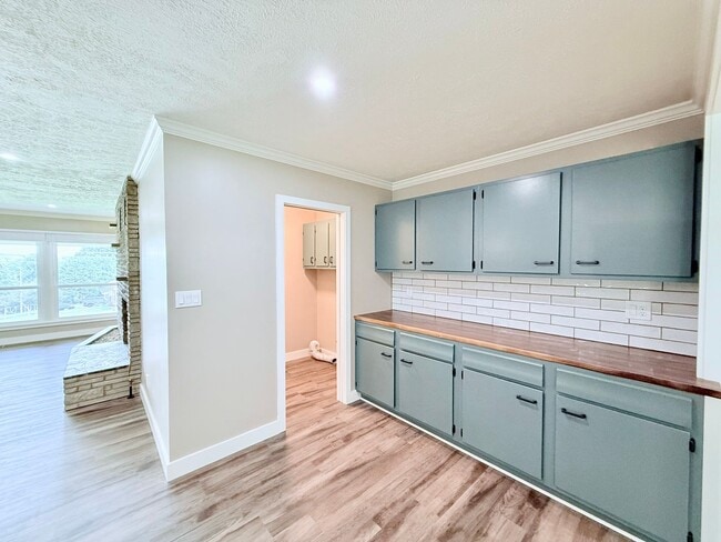 Building Photo - Stunningly Renovated 3 Bed, 2 Bath Home in...