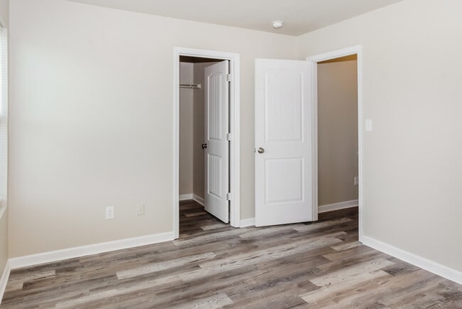 Building Photo - 293 Bermuda Lakes Dr