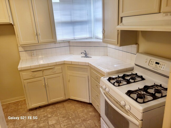Building Photo - NEW PRICE REDUCTION: House 2bd 1ba- yard, ...