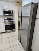 Building Photo - 9950 N Kendall Dr