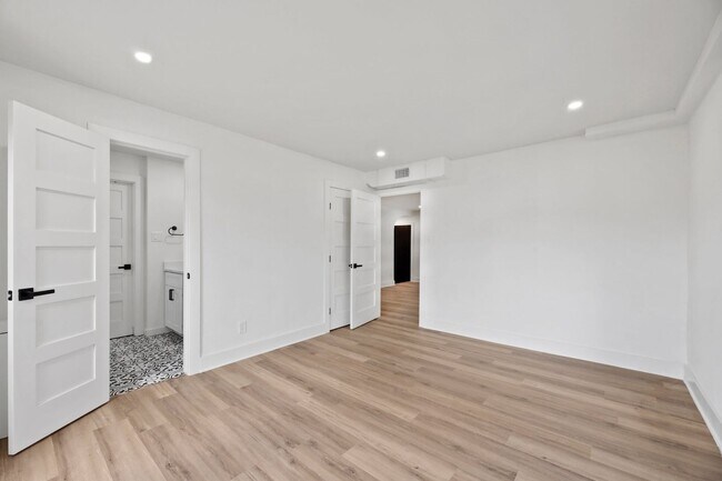 Building Photo - 8 BED 4 BATH Fully remodeled house in West...