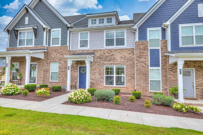 Building Photo - Like-New Modern Townhome Near Dining, Shopping, Trails & Old Hickory Lake