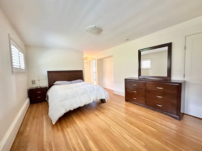 Building Photo - AVAILABLE AUG 19th - 4 BEDROOM 3 BATHROOM - GORGEOUS LAKE VIEWS