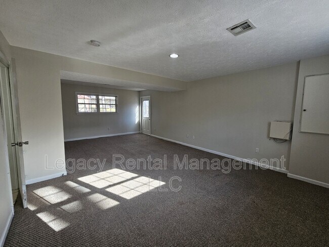 Building Photo - 109 Debbie Dr