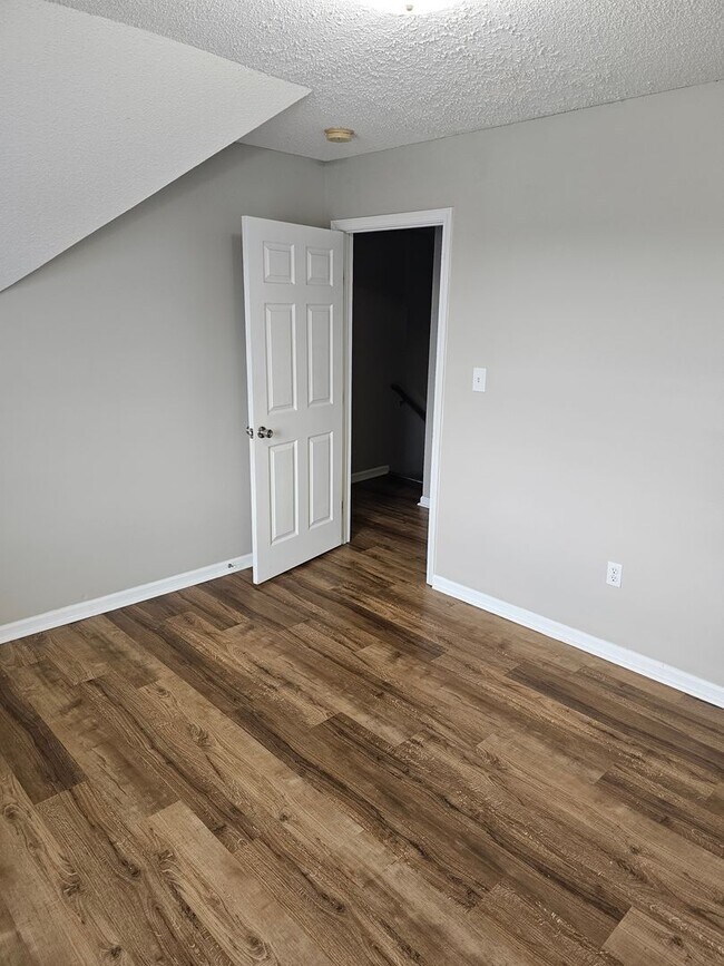 Building Photo - 1737 Moses Ave