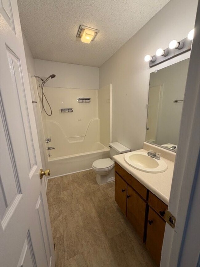 Building Photo - 2 Bedroom 1.5 Bath Duplex