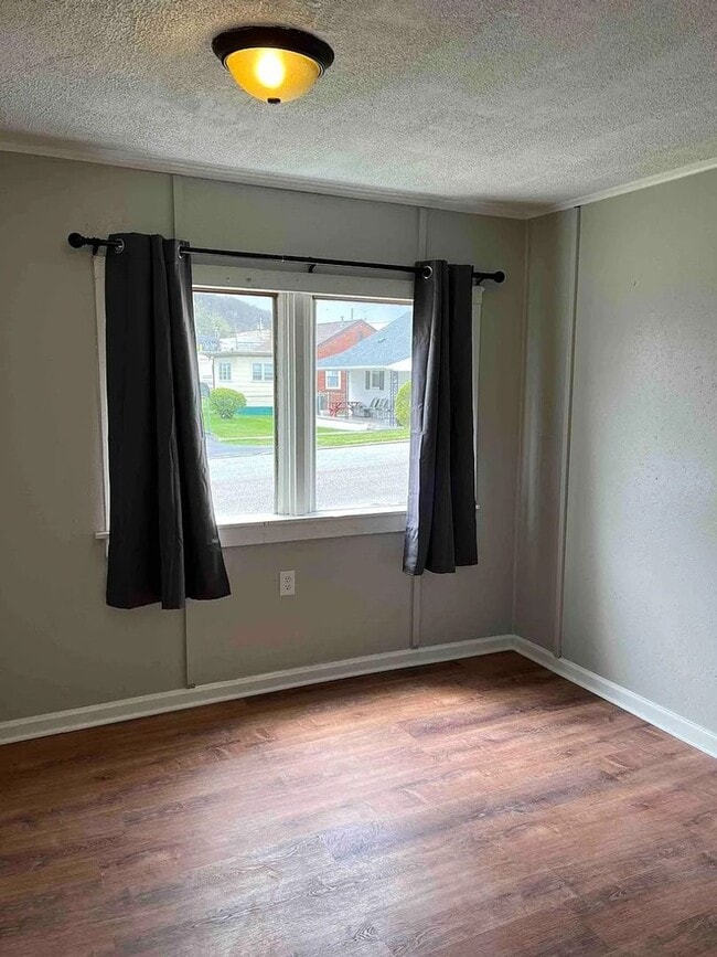 Building Photo - 1BR 1BA House Bristol VA 5 min from Casino