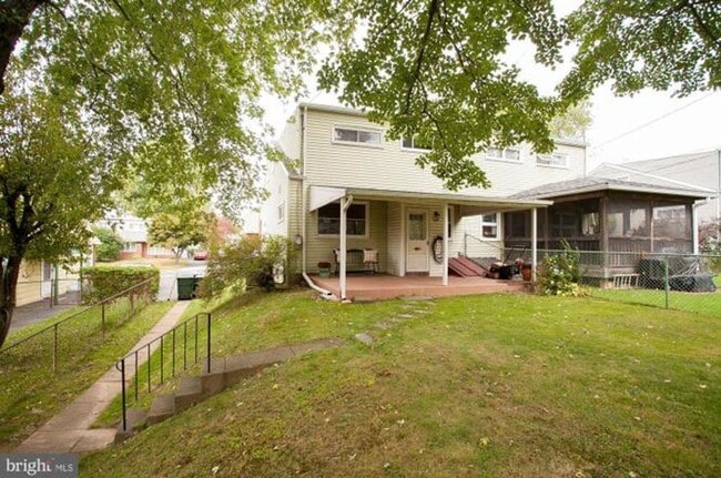 Building Photo - Recently Updated 4BR/2BA Twin with Central Air & Fenced Backyard