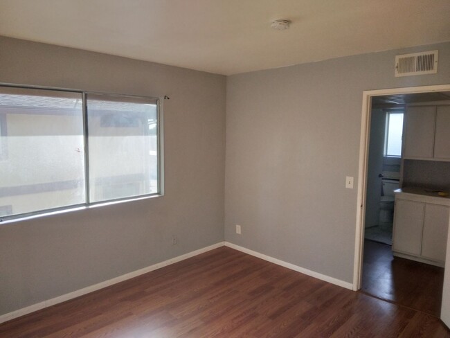 Building Photo - Spacious 1 Bedroom, 1 Bathroom Condominium...