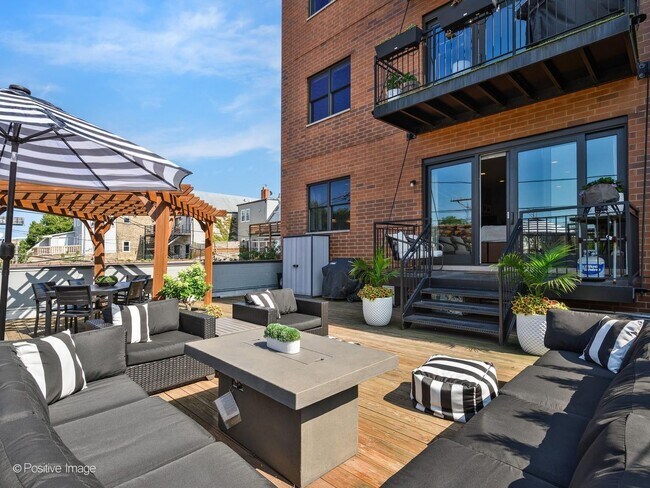 Building Photo - 2550 W Fullerton Ave