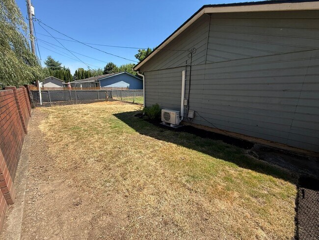 Building Photo - Two Bedroom Duplex in Aumsville