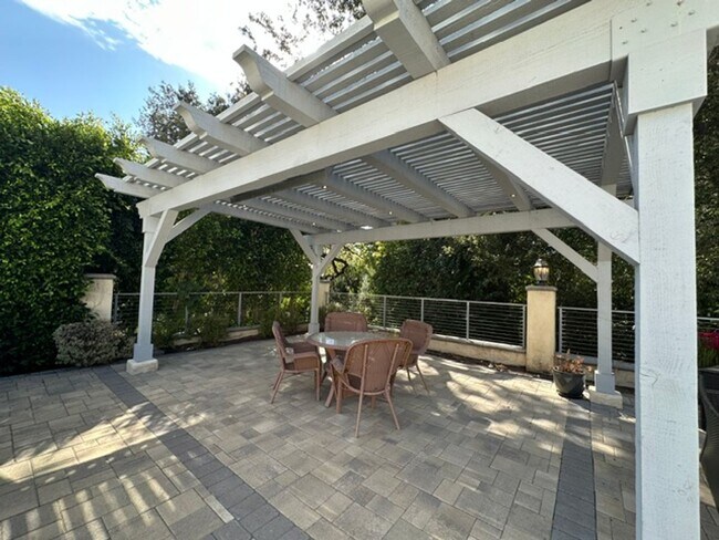Building Photo - 1635 Larkfield Ave
