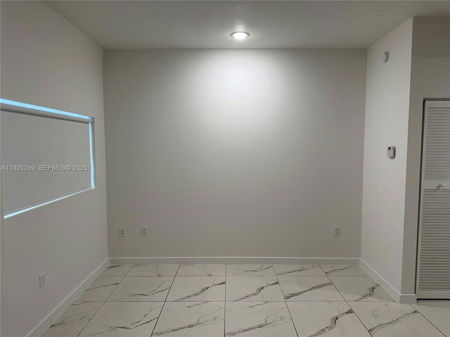 Building Photo - 420 SW 7th Ave