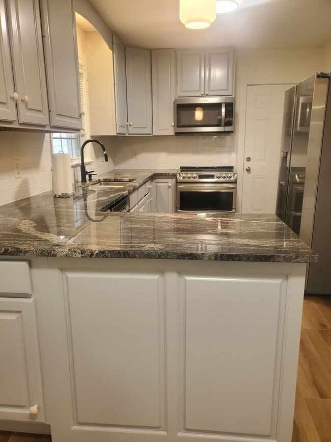 Building Photo - Newly Renovated 3 bedroom Single Family Ho...