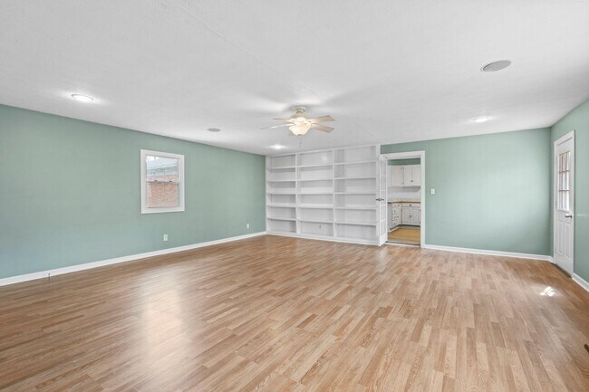Building Photo - 562 Lone Oak Dr