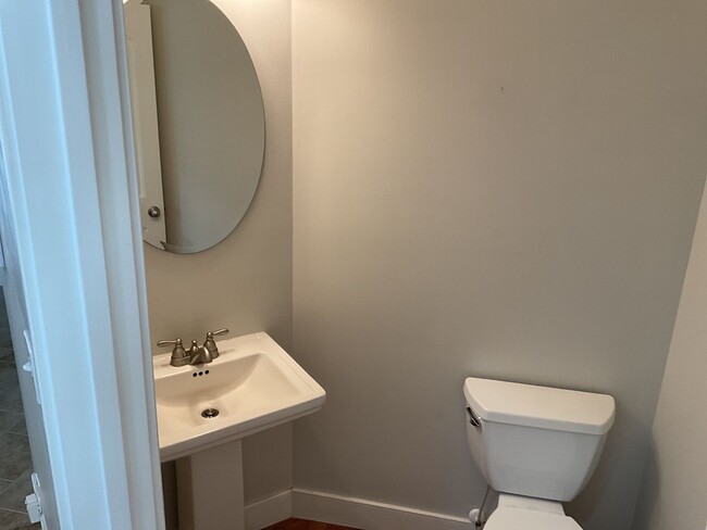 Building Photo - 4 Bedroom 2.5 Bathroom located in Old Mill...