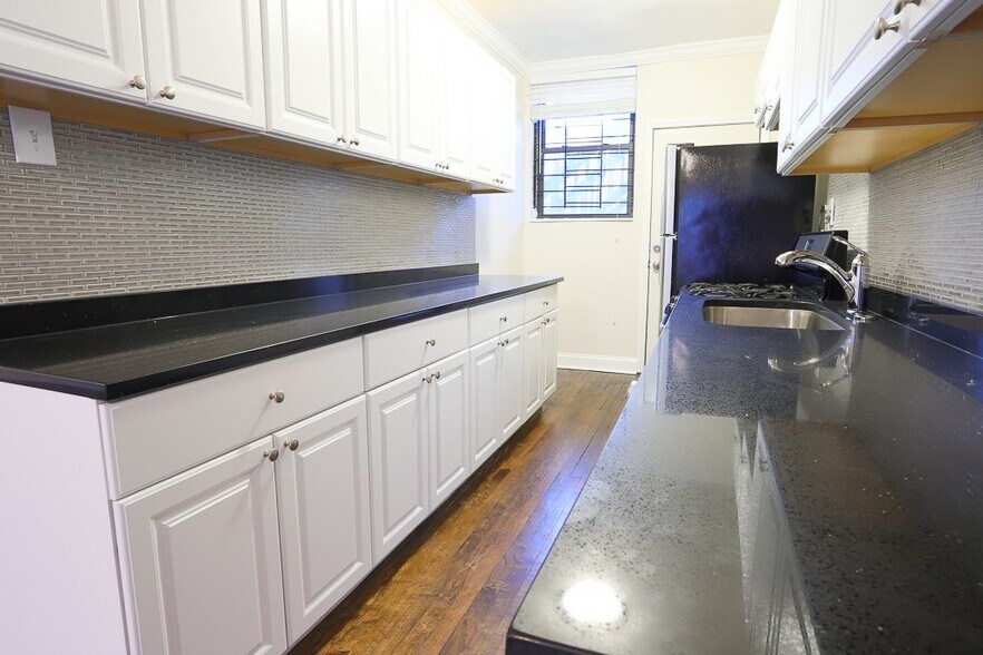 Building Photo - 709 W Roscoe St