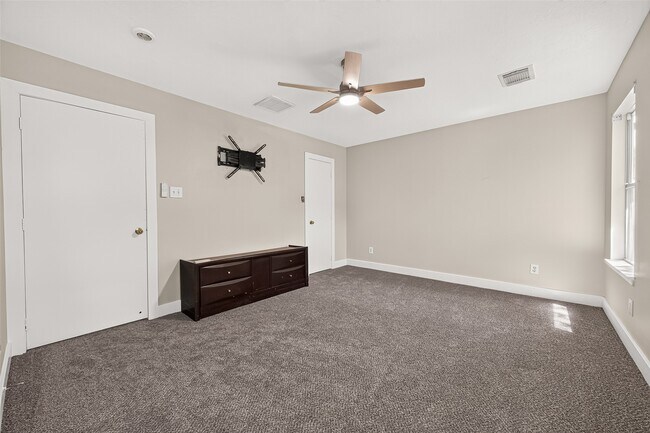 Building Photo - 18174 Woodsdale Ct