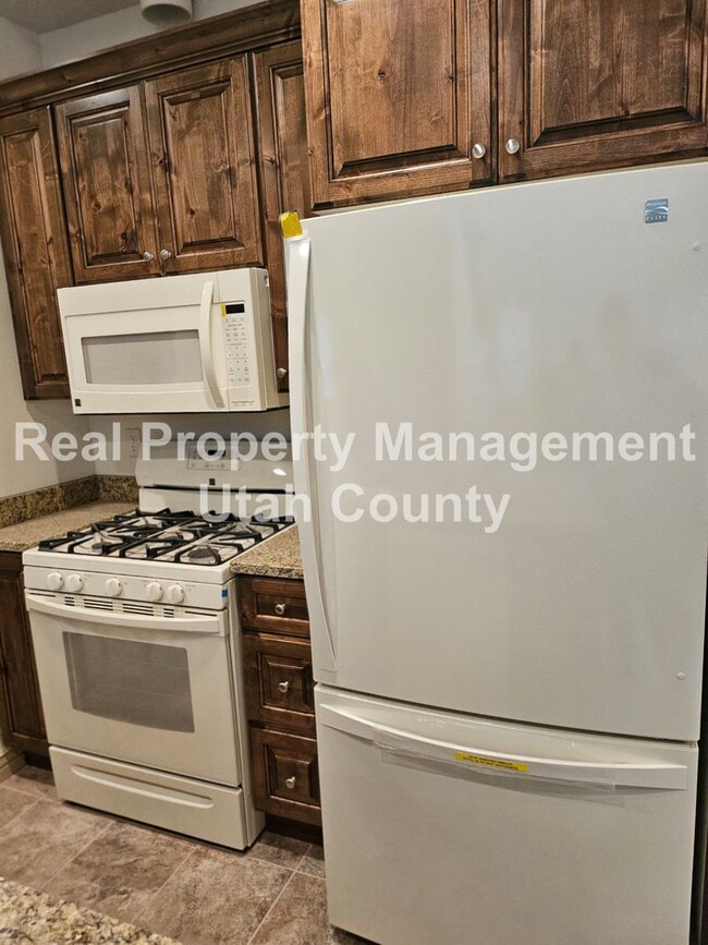 Building Photo - Orem Townhome Central to City Center