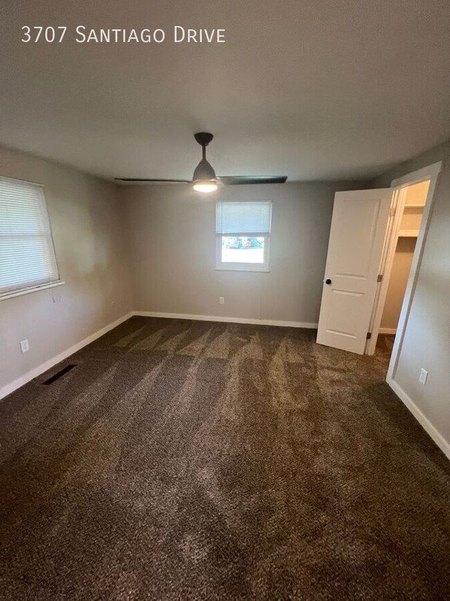 Building Photo - 3707 Santiago Dr