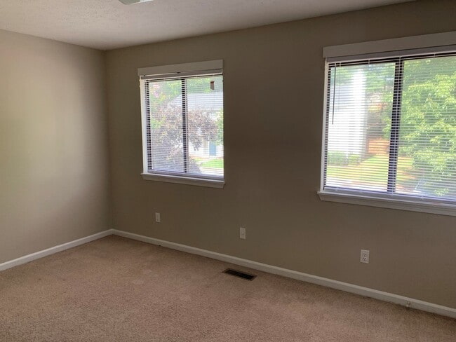 Building Photo - 3 Bedroom Townhouse Close to Liberty Unive...