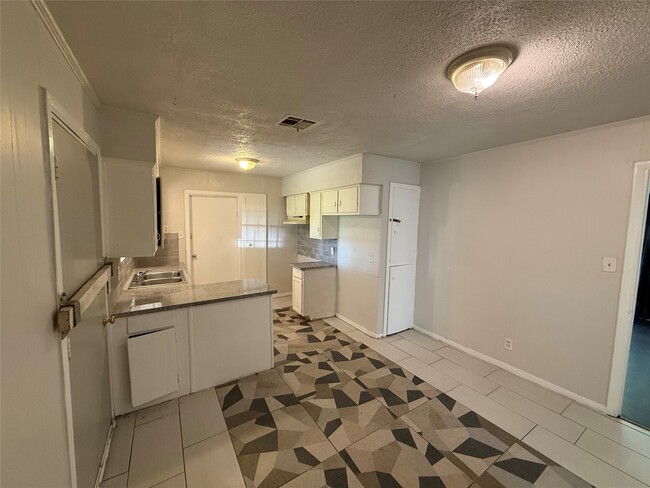 Building Photo - 5614 Ricky St