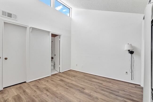 Building Photo - 2001 Lakewood Ct