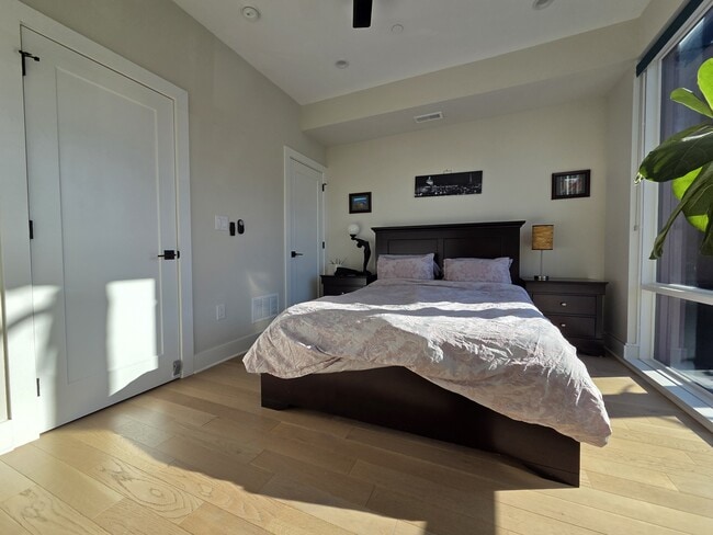 Building Photo - 1227 N Leithgow St