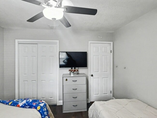 Building Photo - 1204 E Lambright St