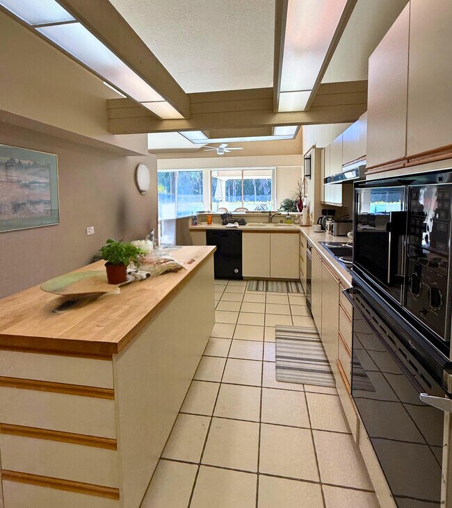 Building Photo - 253 Kavenish Dr