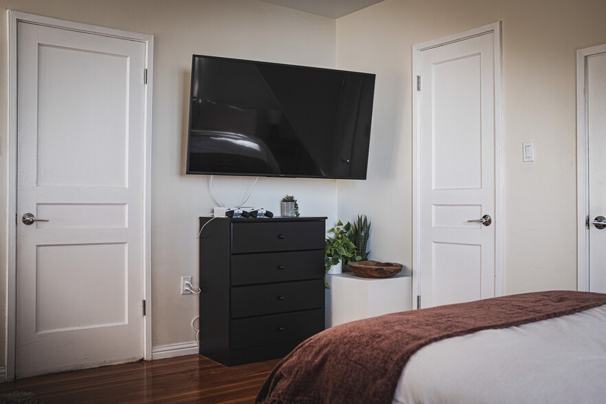 Building Photo - 2050 Cyprean Dr