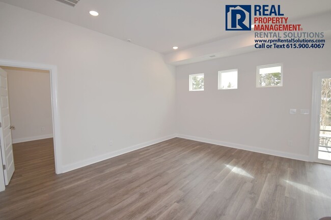 Building Photo - Gorgeous 4 bd home with attached garage! Neighborhood Pool!