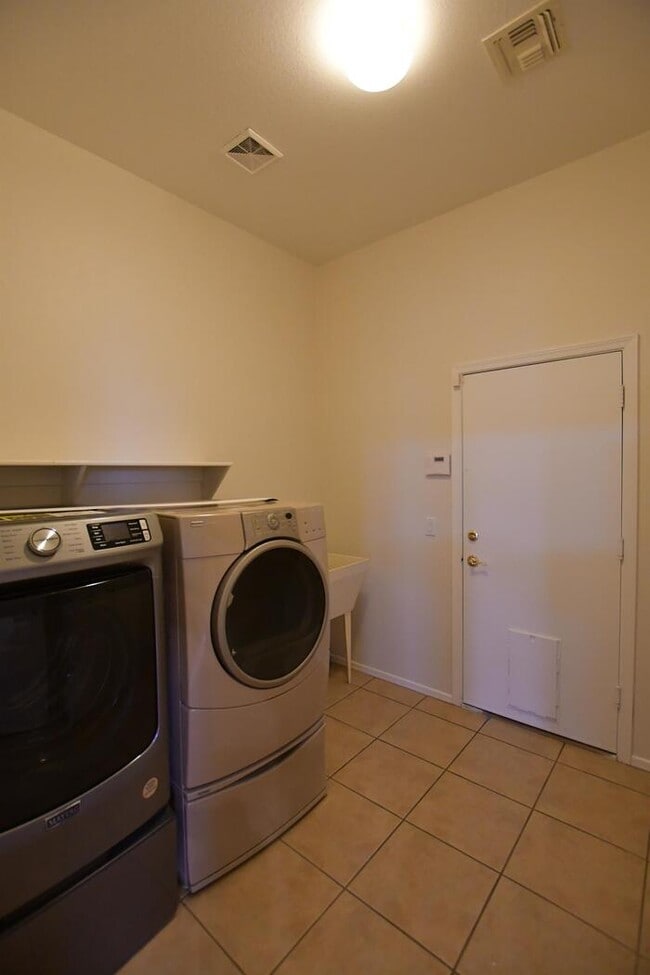 Building Photo - 1646 E Hawken Pl