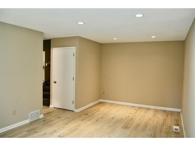 Building Photo - 335 Elan Ct