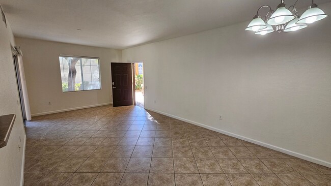 Building Photo - Adorable Single Level Condo  Close to Summerlin!!!
