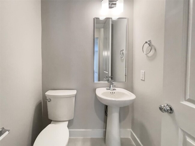 Building Photo - 1270 N Post Oak Rd