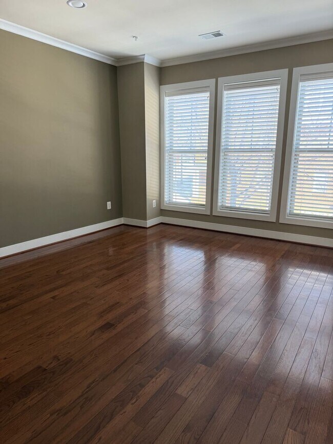 Building Photo - 4 LEVEL TOWNHOUSE WITH 2 CAR GARAGE, WALKING DISTANCE TO DOWNTOWN CROWN