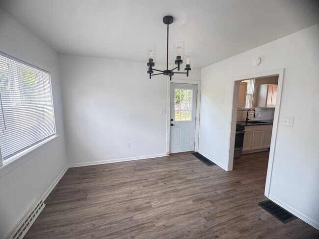 Building Photo - Adorable 3 bedroom home with central air a...