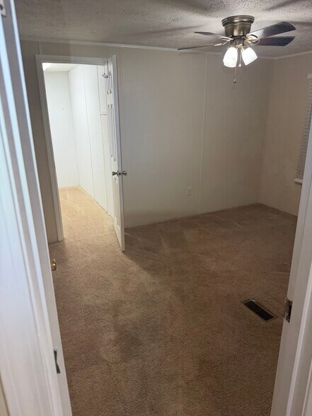 Building Photo - 104 Middle Trl